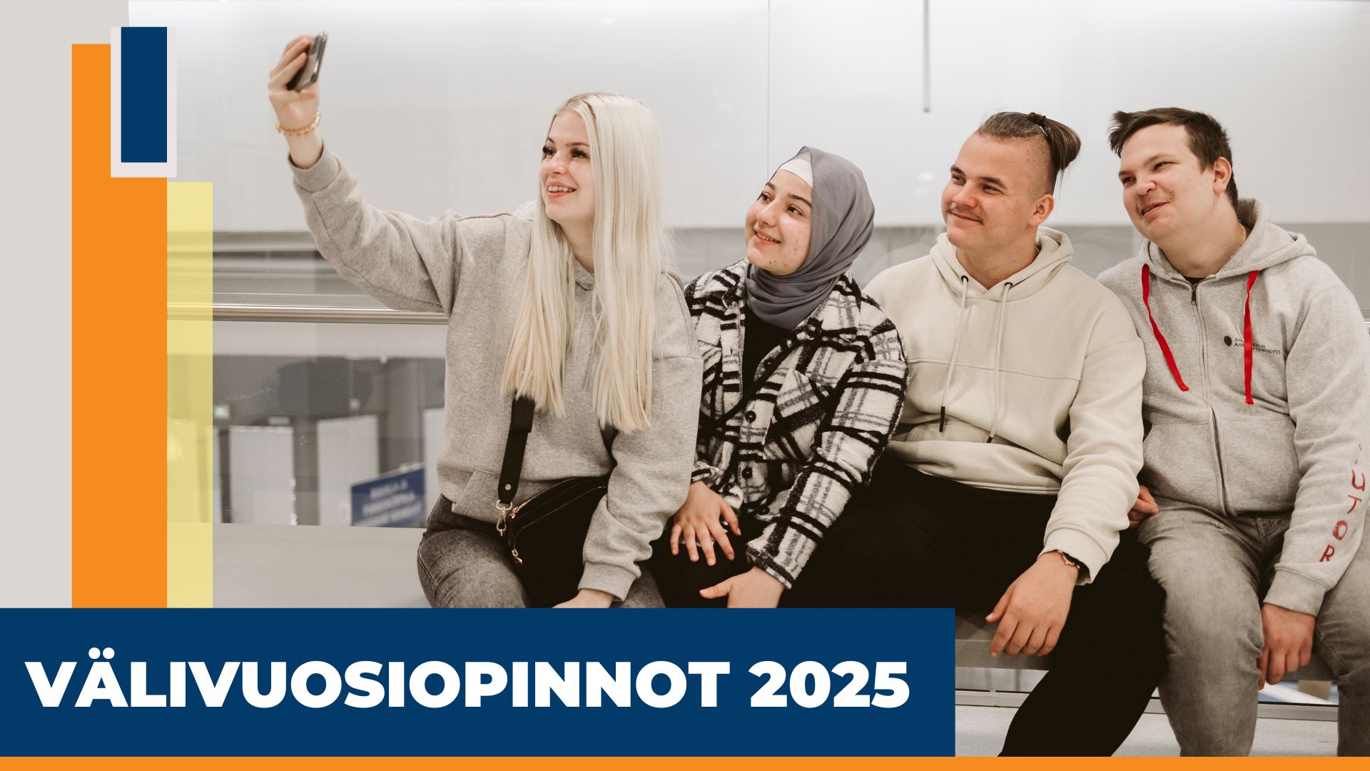 Neljä opiskelijaa istuu pitkällä penkillä ja yksi tytöistä ottaa yhteiskuvaa koko porukasta.